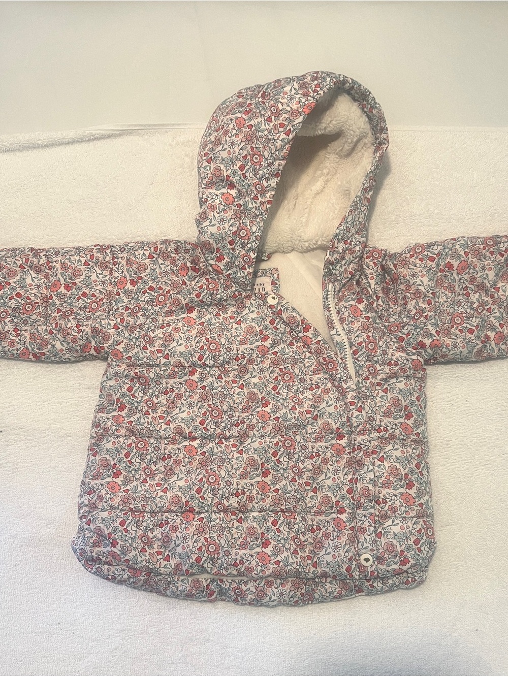 Girls' Gap Floral Puffer Jacket with Hood - Red & Cream size 18-24 months